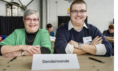 Gonda en Koen nemen namens Dendermonde deel aan de quiz slimste gemeente